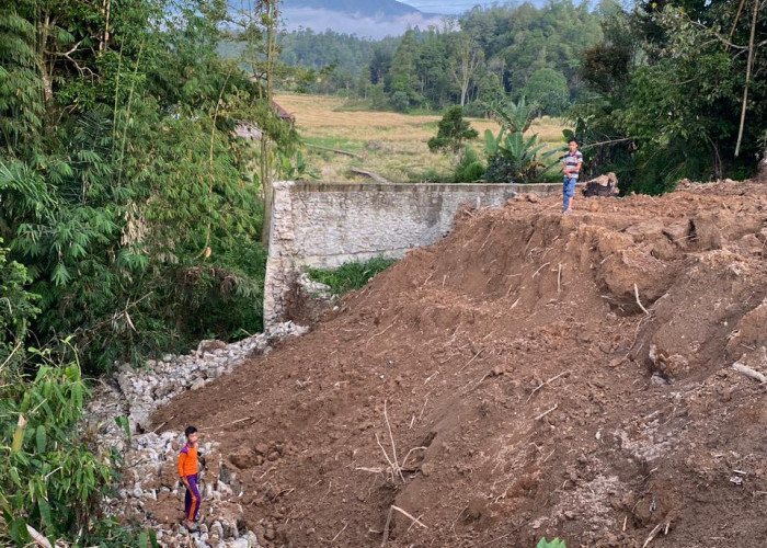 Diduga Asal Jadi, Tembok Penahan Tanah Senilai Rp1,9 Miliar Ambruk