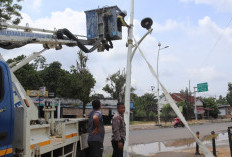 Tiang Lampu Jalan di Muara Enim Miring Akibat Ditabrak Tronton