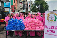 Dalam Rangka Berbagi Kasih di Bulan Ramadhan, Bhayangkari Daerah Sumsel Membagikan Takjil untuk Warganya