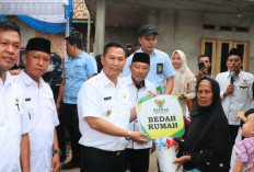  Pj  Bupati Henky Putrawan Serahkan Kunci Bedah Rumah dan Tanam Pohon Bersama Mahasiswa 