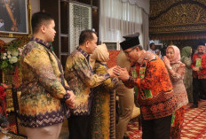 Kompak Pakai Batik Motif Ambung dan  Khaman Saat Berlebaran ke Gubernur