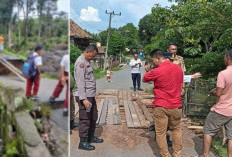 Jembatan Ambruk, Akses 2 Desa Kembali Dihubungkan Jembatan Darurat