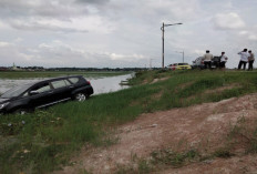 Mobil Kadin Perikanan OKI Nyaris Nyemplung ke Sungai Kelekar 
