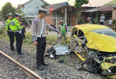 Daihatsu Ayla Ringsek Berat Dihantam Kereta Api Babaranjang