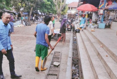 Jaga Kenyamanan, Karyawan UPTD Pasar Bersih-bersih