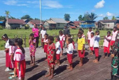 TNI Satgas Pamtas Yonif 141/AYJP Latih Disiplin Baris-berbaris Anak SD di Asmat