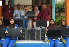 PT Pama Dukung Praktikum SMK Mutiara dengan Bantuan 7 Set PC Monitor Scrap IT