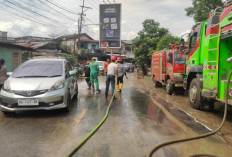 Tim ERG Bukit Asam Bersihkan Lumpur Pasca Banjir