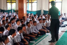 Prajurit TNI Berikan Materi Wawasan Kebangsaan Kepada Murid Baru SMA Gunung Megang