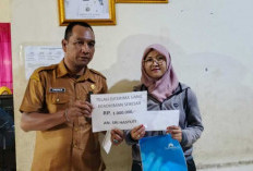 Bupati Muara Enim Salurkan Uang Kerohiman untuk 50 Pedagang Korban Kebakaran Pasar Impres