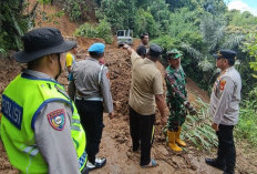 Polsek Semendo Sigap Tangani Tanah Longsor Menutup Akses Jalan