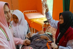 Pengendara Motor Beat Alami Luka-luka Ditabrak KA Babaranjang