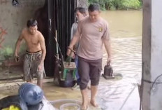 Briptu Ade Wahyu Bantu Warga Evakuasi Terdampak Banjir