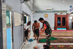 Bersama Masyarakat Bersihkan Masjid 