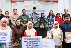 Bupati Edison Serahkan Penyaluran KUR Rp1,1 Miliar