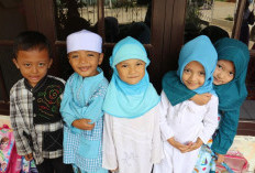 5 Keistimewaan Orang yang Dekat Dengan Anak Yatim