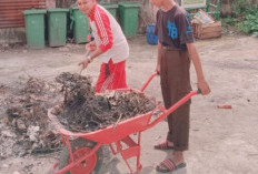MAN Muara Enim Ajarkan Siswa Ubah Sampah Daun Jadi Pupuk Kompos, Cermin Sekolah Adiwiyata