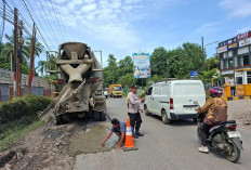 Sinergi Bhabinkamtibmas dan PT USI : Perbaiki Jalan Rusak Berlubang Demi Keselamatan Warga