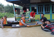Polri Beri Bantuan Warga Terdampak Banjir 