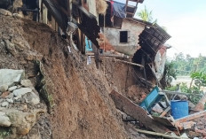 Bagian Dapur 3 Rumah Ini Sudah Nyemplung ke Sungai Enim