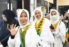 Raut Bahagia Sambut Kepulangan 368 Jemaah Haji Kloter 4 Asal Sumsel