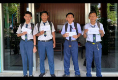 Dinyatakan Lulus! Siswa MTsN 1 Muara Enim Antusias Ambil Surat Kelulusan