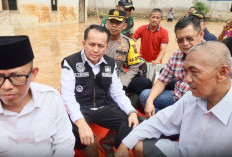 Serahkan Bantuan, Pj Gubernur Agus Fatoni Temui Warga Terkena Banjir Gunakan Perahu Karet