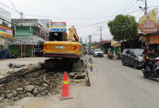 Pengguna Jalan Mengeluh, Tumpukan Material Ganggu Lalulintas