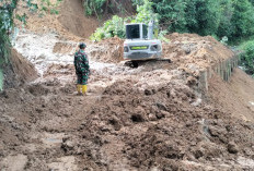 Tanah Longsor Tutup Akses Jalan Penghubung