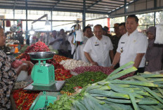 Pj Bupati Muara Enim Henky Putrawan Sidak Pasar Inpres Pastikan Harga Sembako Stabil