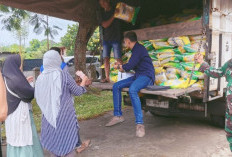 Jaga Stabilisasi Pasokan dan Harga Beras, Perum BULOG & Pemkab Muara Enim Salurkan 10 Ton Beras SPHP 