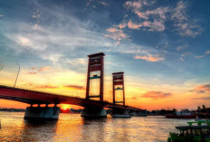 5 Alasan Sunset di Jembatan Ampera Lebih Romantis dari Pantai!