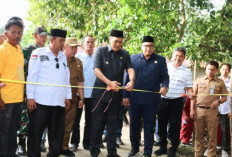 Penantian 10 Tahun, Bupati Resmikan  Jalan Lingkar Desa