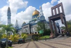 Masjid Ini Punya Kursi Raksasa yang Patah! Filosofinya Bikin Merinding