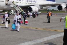 Jamaah Haji Kloter 19 PLM Asal Muara Enim dan PALI Mendarat di Palembang