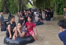 Banjir Jadi Wahana Rekreasi Dadakan