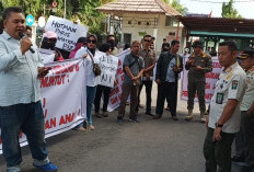 Warga Desa Tanjung Terang Geruduk PN  Muara Enim