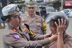 Satlantas Polres Muara Enim Bagi-bagi Helm SNI