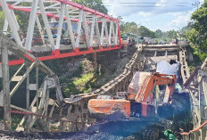 55 Tahun Bertahan! Jembatan Tua Muara Lawai Roboh, 4 Truk Batubara Terperosok ke Sungai 