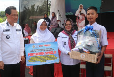 Libatkan Penjahit Lokal: Bupati Luncurkan Program Seragam Sekolah Gratis 