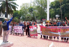 Massa Minta Non Aktifkan Kades Padang Bindu