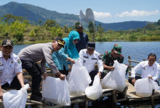 Jaga Ekosistem Danau Dedughuk, Tebar Benih Ikan Nila