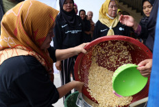 Bukit Asam (PTBA) dan IZI Berdayakan Masyarakat Desa Prabu Menang Lewat Usaha Tempe