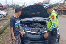 Ipda Ari Sali Jadi Mekanik Dadakan, Bantu Mobil Pemudik Alami Kerusakan