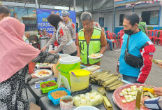 Satlantas Muara Enim Makan Bersama dengan Tukang Ojek, Becak dan Warga