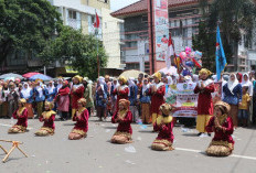 Ribuan Warga Saksikan Festival Tradisi Ngarak Pengantin di Muara Enim