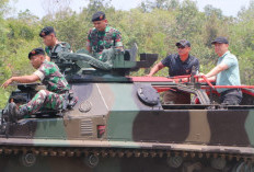 Pj Bupati Muara Enim Jajal Tank Amphibi dan Senjata Militer