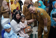 Hari Pertama Kerja, Pj Bupati Muara Enim Henky Putrawan Luncurkan PIN Polio Serentak