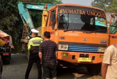 Polisi Atasi Kemacetan Arus Lalin Akibat Mobil Trailer Terperosok 