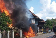 Mobil dan Rumah Ikut Terbakar Akibat Travel Tabrak Pertamini